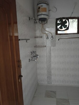 Master Bedroom in 3 BHK Builder Floor at Gomti Nagar – for Rent