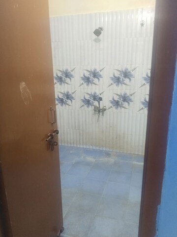 Bathroom in 1.5 BHK Builder Floor at Gomti Nagar – for Rent