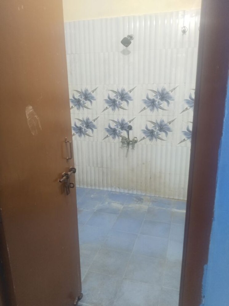 Bathroom, gomti nagar 1.5 Bedroom 1200 Sq.Ft. Builder Floor In Gomti Nagar Lucknow 9809301