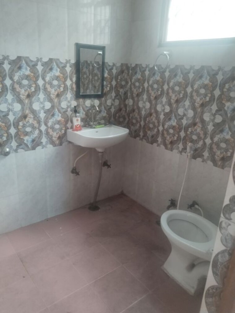 Bathroom, gomti nagar 1.5 Bedroom 1200 Sq.Ft. Builder Floor In Gomti Nagar Lucknow 9809301