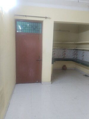 Room in 1.5 BHK Builder Floor at Gomti Nagar – for Rent