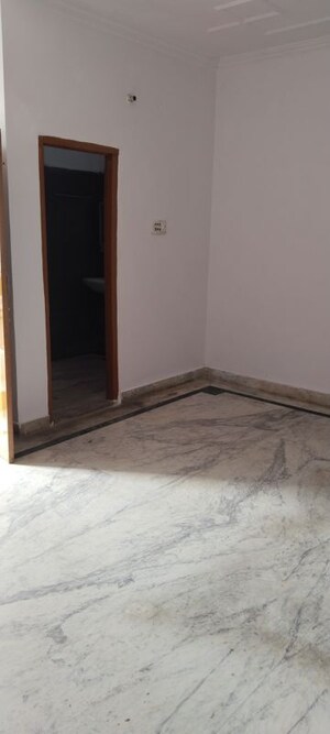 Room in 2 BHK Independent House at Gomti Nagar – for Rent