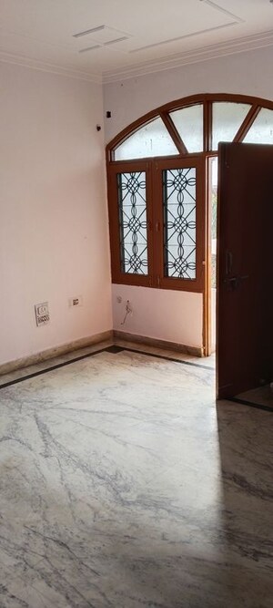 Room in 2 BHK Independent House at Gomti Nagar – for Rent