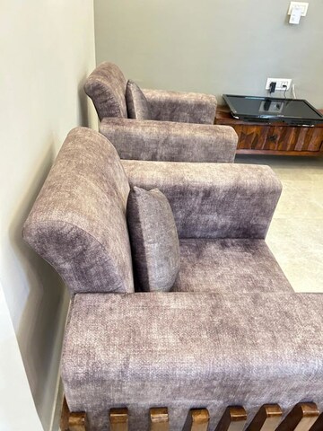 Living Room in 2 BHK Builder Floor at Sushant Vyapaar Kendra, Sector 43 – for Rent