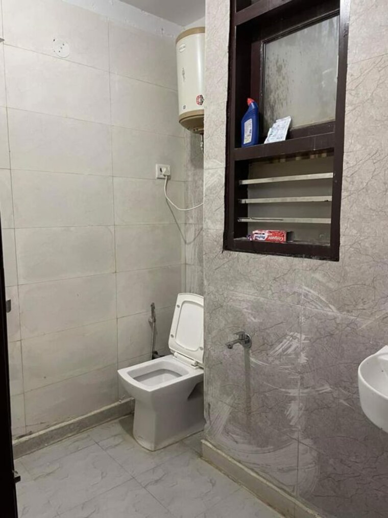 Bathroom, freedom fighters enclave 1 Bedroom 450 Sq.Ft. Builder Floor In Freedom Fighters Enclave Delhi 9809408