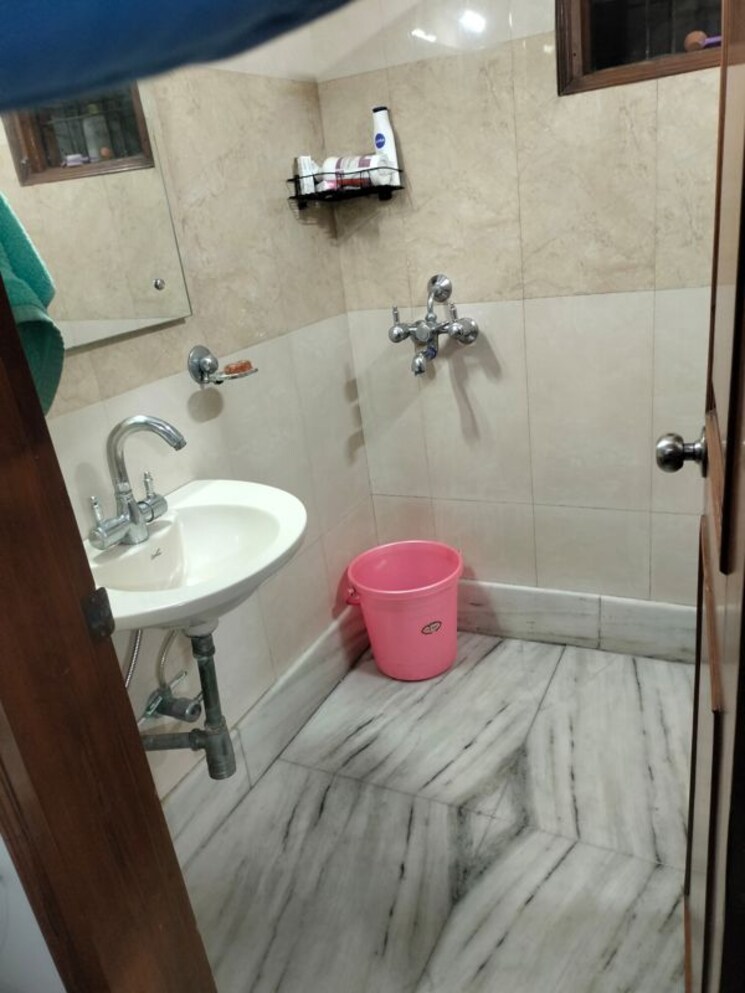 Bathroom, dlf-city-phase-iv 2 Bedroom 1400 Sq.Ft. Builder Floor In Dlf Phase iv Gurgaon 9809432