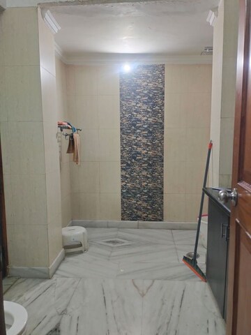 Bathroom in 2 BHK Builder Floor at DLF City Phase IV, Dlf Phase iv – for Rent