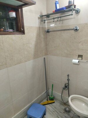 Bathroom in 2 BHK Builder Floor at DLF City Phase IV, Dlf Phase iv – for Rent