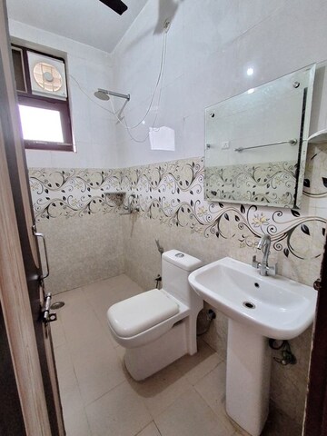 Bathroom in 2 BHK Builder Floor at DLF City Phase IV, Dlf Phase iv – for Rent