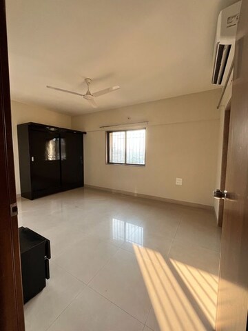 Room in 4 BHK Apartment at KUL Buena Vista, Pashan – for Rent