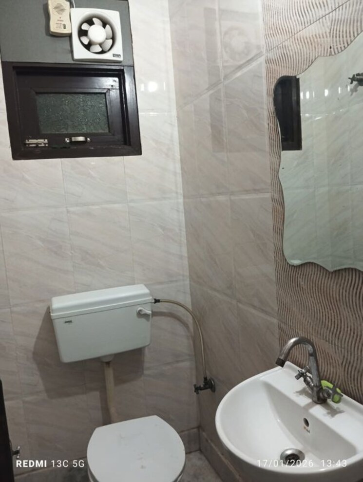 Bathroom, rohini sector 25 1 Bedroom 400 Sq.Ft. Builder Floor In Rohini Sector 25 Delhi 9809535