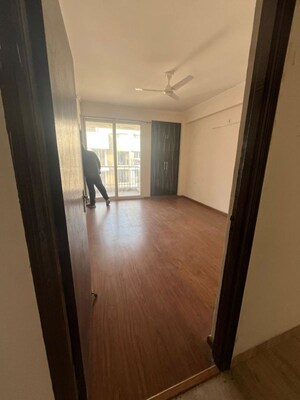 Room in 3 BHK Apartment at Amrapali Golf Homes, Sector 4 Greater Noida – for Rent