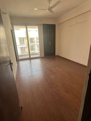 Room in 3 BHK Apartment at Amrapali Golf Homes, Sector 4 Greater Noida – for Rent