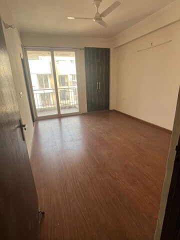 Room in 3 BHK Apartment at Amrapali Golf Homes, Sector 4 Greater Noida – for Rent