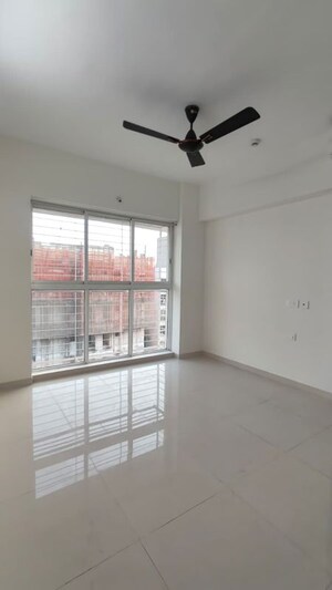 Room in 3 BHK Apartment at Lodha Amara, Kolshet Road – for Rent