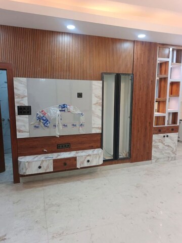 Room in Studio Independent House at Niti Khand Iii – for Sale