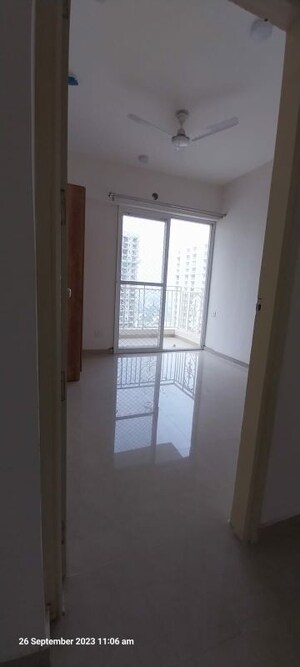 Room in 2 BHK Apartment at Mahagun Mantra II, Sector 10 Greater Noida – for Rent