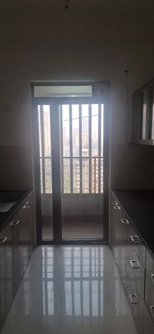 Room in 2 BHK Apartment at Kalpataru Paramount, Kapur Bawdi – for Rent