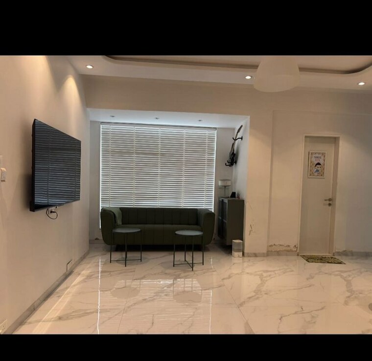 Hall, khar west 4 Bedroom 1200 Sq.Ft. Apartment In Khar West Mumbai 9809714