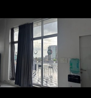 Room in 4 BHK Apartment at Khar West – for Rent