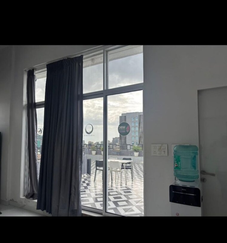 Room, khar west 4 Bedroom 1200 Sq.Ft. Apartment In Khar West Mumbai 9809714