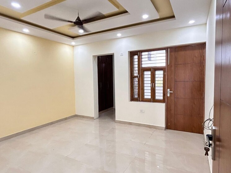 Room, bptp-parklands 4 Bedroom 360 Sq.Yd. Builder Floor In Sector 76 Faridabad 9809742