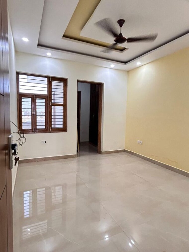 Room, bptp-parklands 4 Bedroom 360 Sq.Yd. Builder Floor In Sector 76 Faridabad 9809742