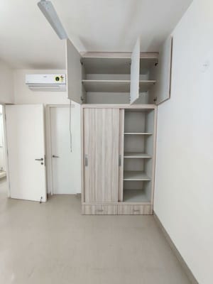 Bathroom in 2.5 BHK Apartment at Emaar Emerald Estate, Sector 65 – for Rent