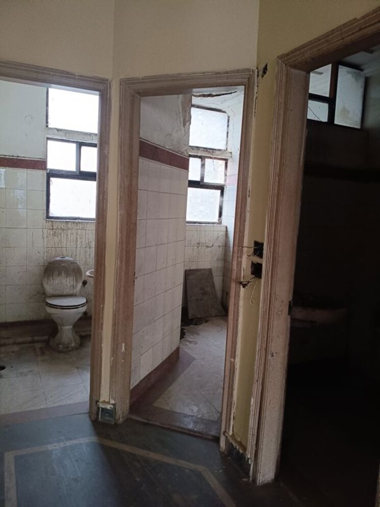 Attached Bathroom, maharani bagh 4 Bedroom 516 Sq.Yd. Independent House In Maharani Bagh Delhi 9809805