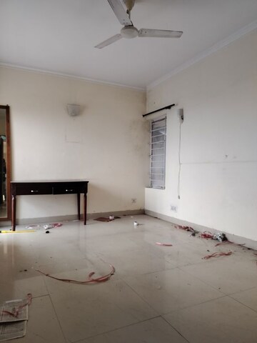 Room in 3.5 BHK Apartment at Vasant Kunj – for Rent