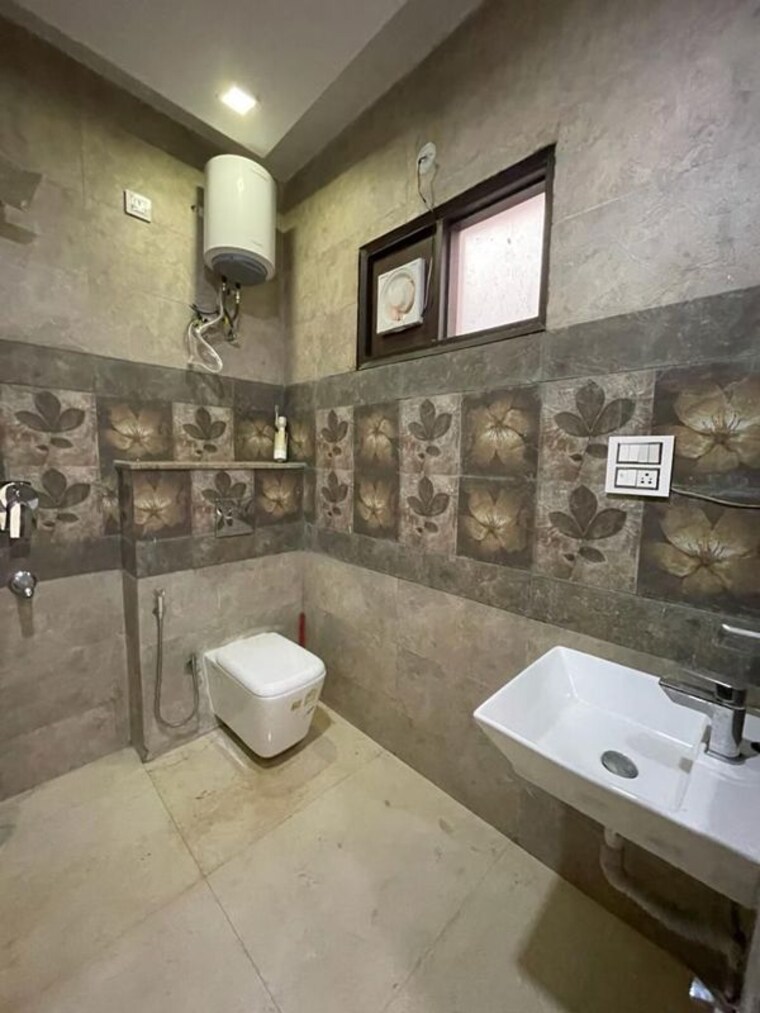 Bathroom, nirvana-courtyard 3 Bedroom 1600 Sq.Ft. Builder Floor In Sector 50 Gurgaon 9809872