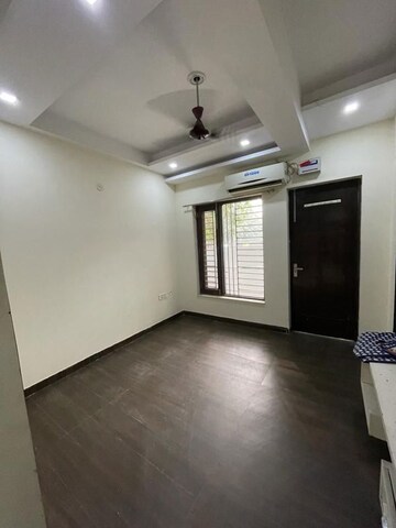 Room in 3 BHK Builder Floor at Nirvana Courtyard, Sector 50 – for Rent