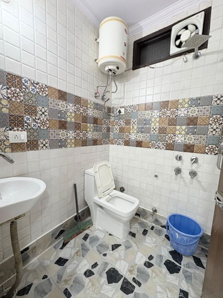 Bathroom, govindpuri 2 Bedroom 810 Sq.Ft. Builder Floor In Govindpuri Delhi 9809144