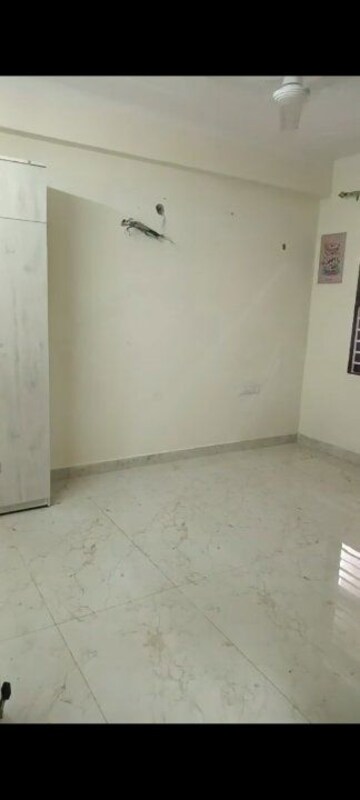 Room in 3 BHK Apartment at Mansarovar – for Rent