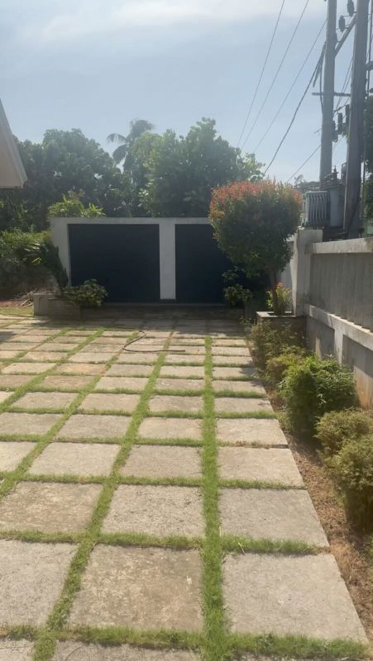  Parking, kuttanellur 4 Bedroom 3601 Sq.Ft. Independent House In Kuttanellur Thrissur 9810028