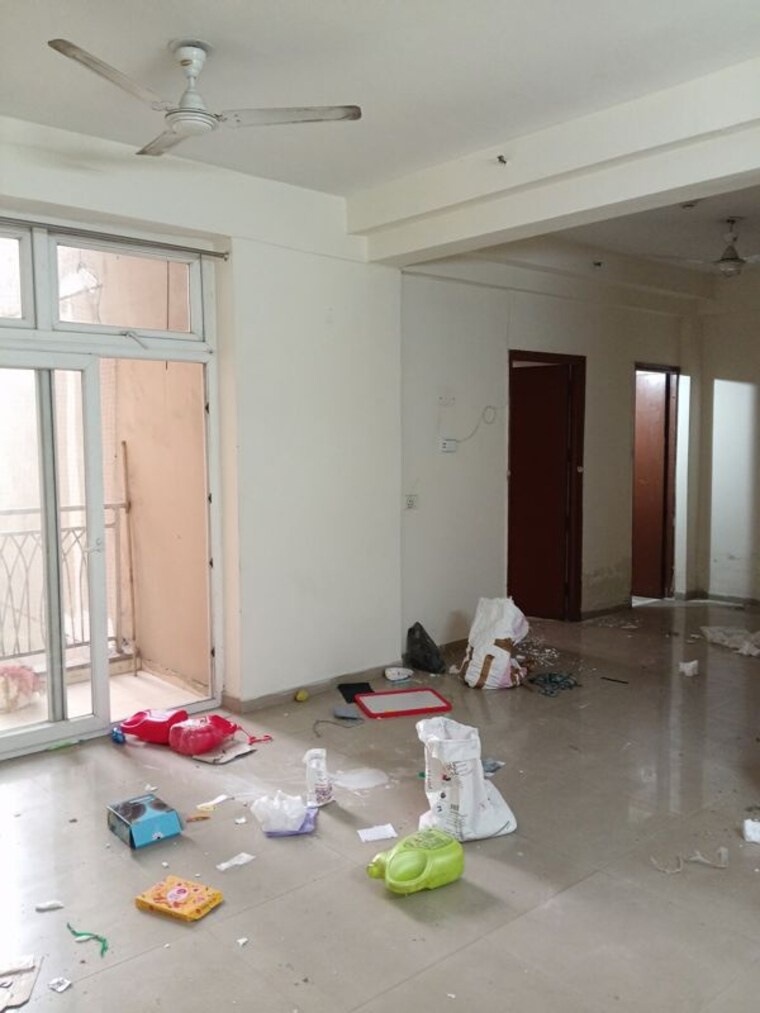 Living Room, mahagun-mywoods 3 Bedroom 1545 Sq.Ft. Apartment In Sector 16c Greater Noida Greater Noida 9810052