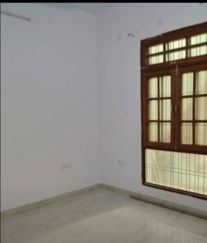 Room in 3 BHK Apartment at Butler Colony – for Rent