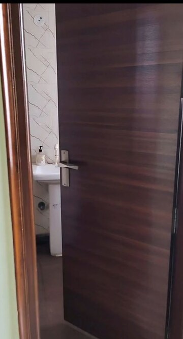 Bathroom in 3.5 BHK Builder Floor at Jadhunath Enclave, Sector 29 – for Rent