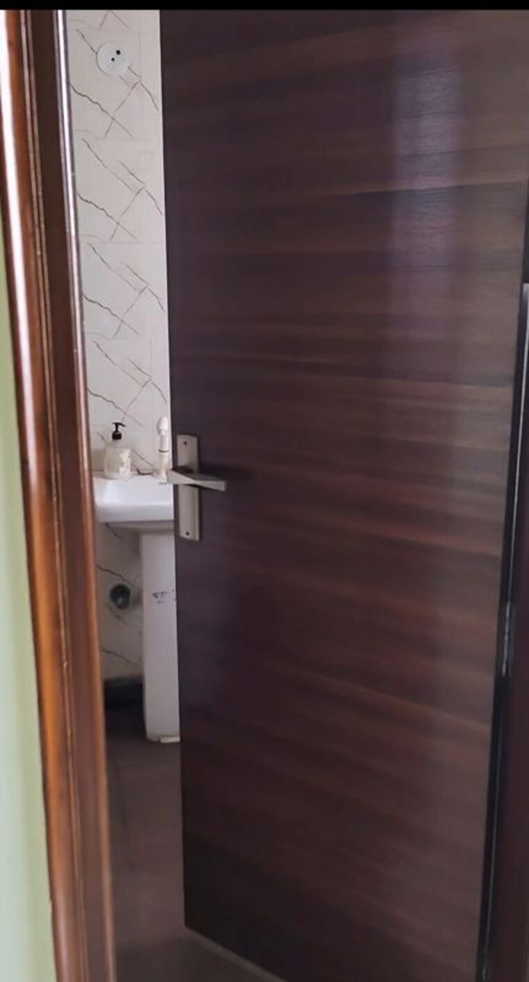 Bathroom, jadhunath-enclave 3.5 Bedroom 350 Sq.Ft. Builder Floor In Sector 29 Faridabad 9810082