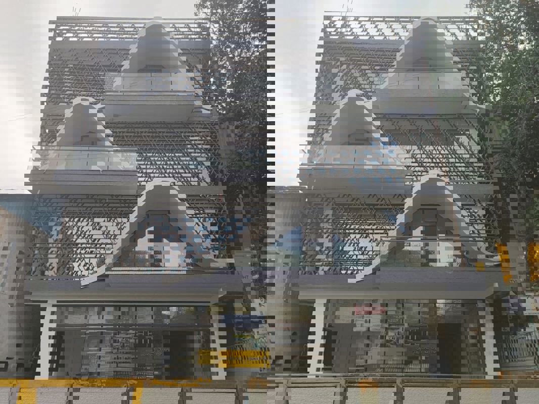 Showroom For Sale in Mahatma Gandhi Road