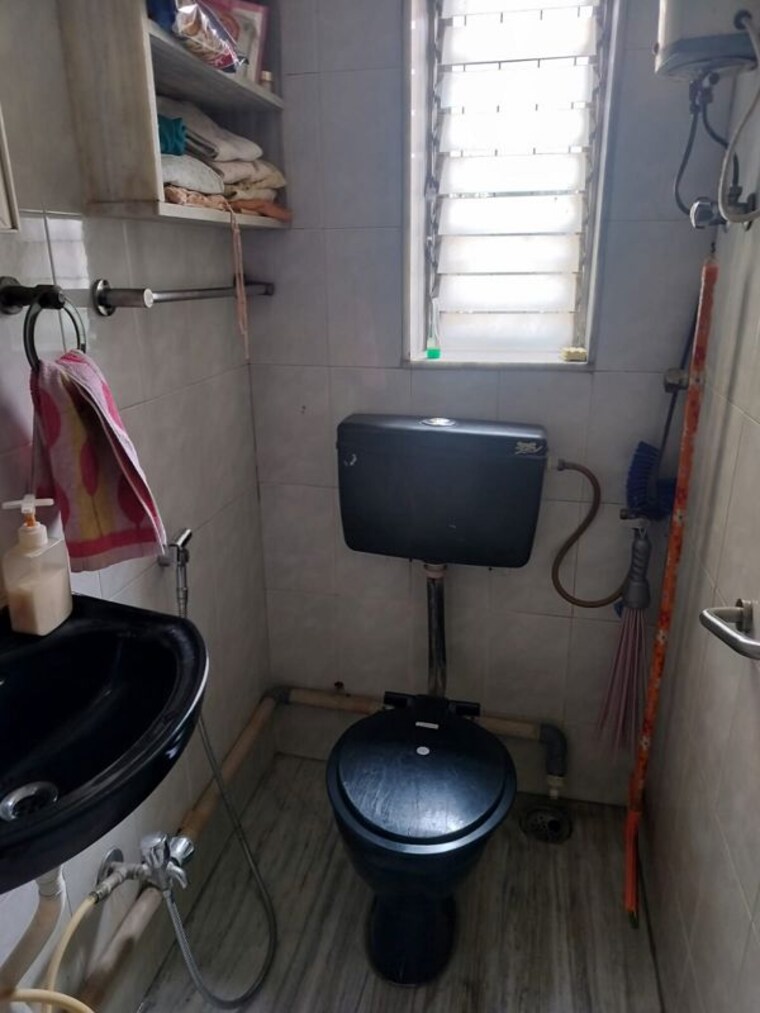 Bathroom, khar west 2 Bedroom 700 Sq.Ft. Apartment In Khar West Mumbai 9810232