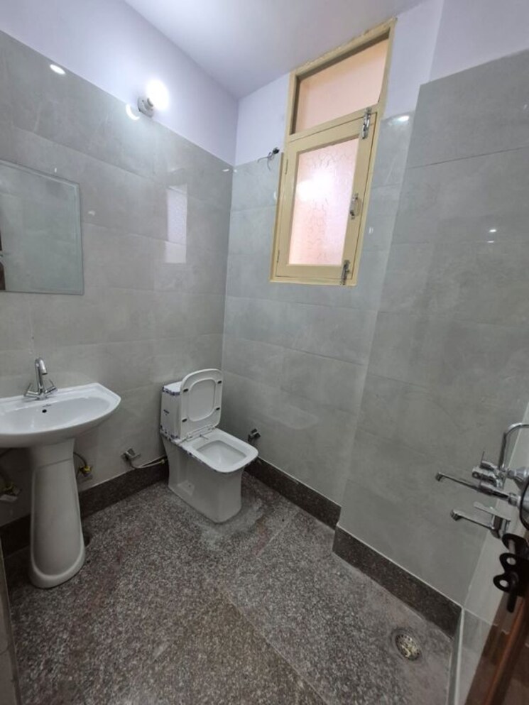 Bathroom, sector 6 dwarka 3 Bedroom 1600 Sq.Ft. Apartment In Sector 6 Dwarka Delhi 9810269