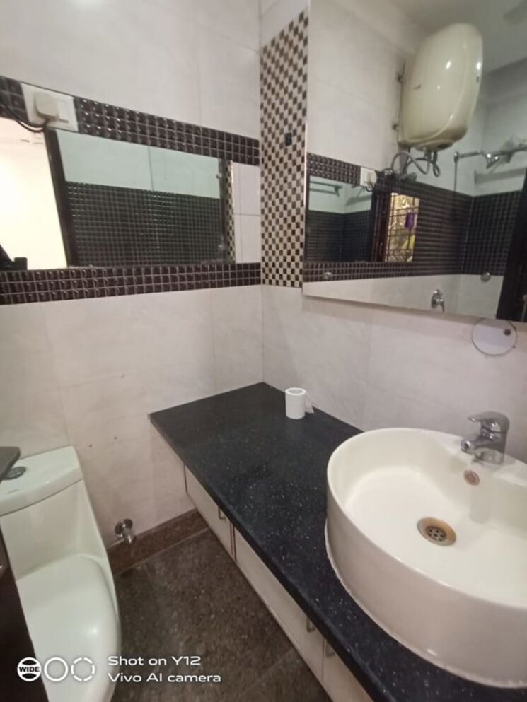 Bathroom, chittaranjan park 3 Bedroom 160 Sq.Yd. Builder Floor In Chittaranjan Park Delhi 9810373