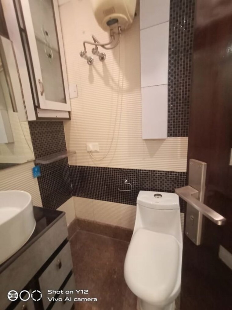 Team Area, chittaranjan park 3 Bedroom 160 Sq.Yd. Builder Floor In Chittaranjan Park Delhi 9810373