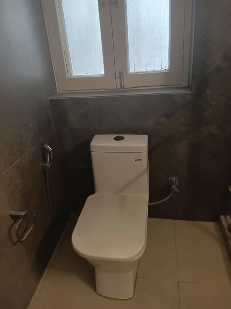 Bathroom, chittaranjan park 3 Bedroom 125 Sq.Yd. Builder Floor In Chittaranjan Park Delhi 9810383
