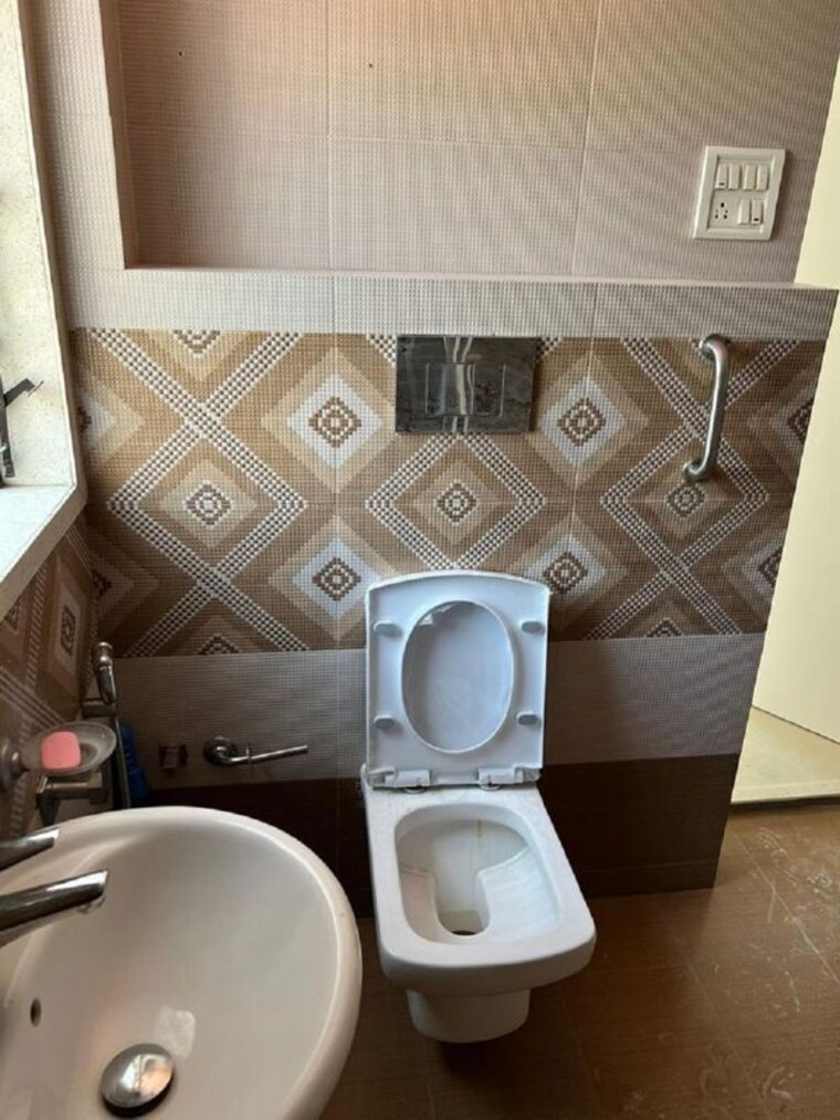 Bathroom, bandra west 2 Bedroom 700 Sq.Ft. Apartment In Bandra West Mumbai 9810392