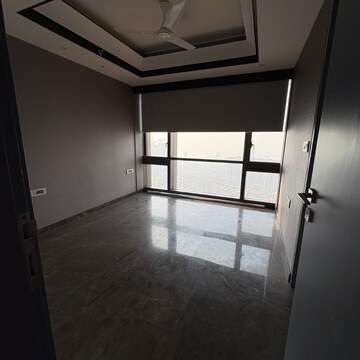 Room in 3 BHK Apartment at Lodha Trump Tower, Kamala Mill – for Rent