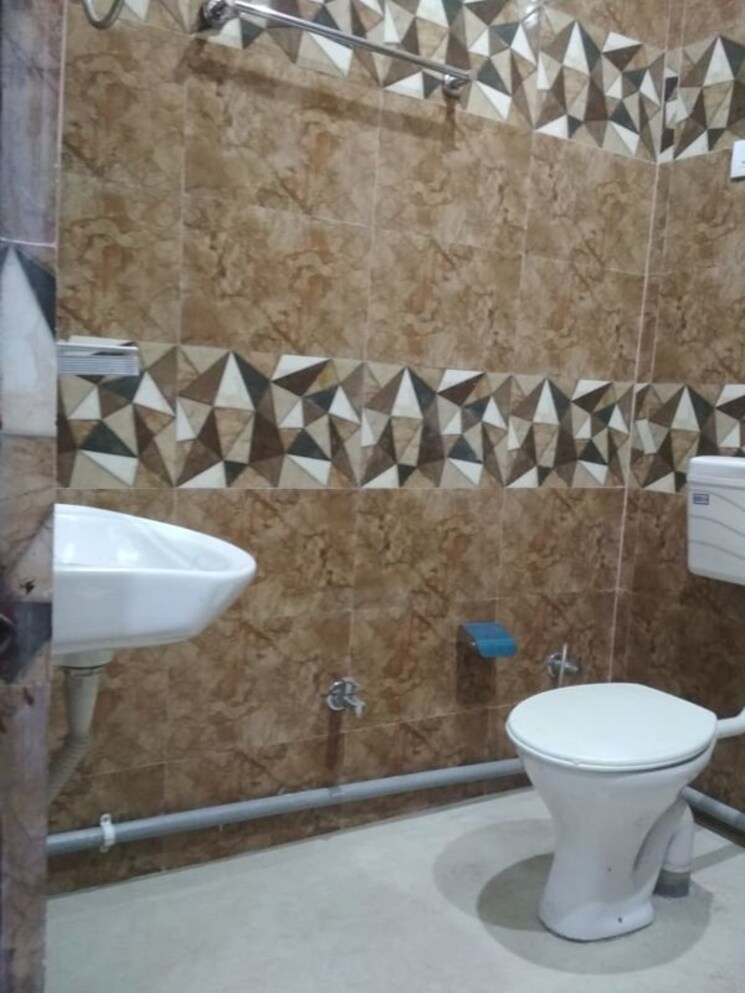 Bathroom, neb sarai 1 Bedroom 450 Sq.Ft. Builder Floor In Neb Sarai Delhi 9810523