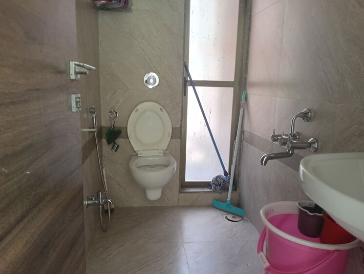 Bathroom, yash-laxman-niwas 1 Bedroom 420 Sq.Ft. Apartment In Malad West Mumbai 9810524