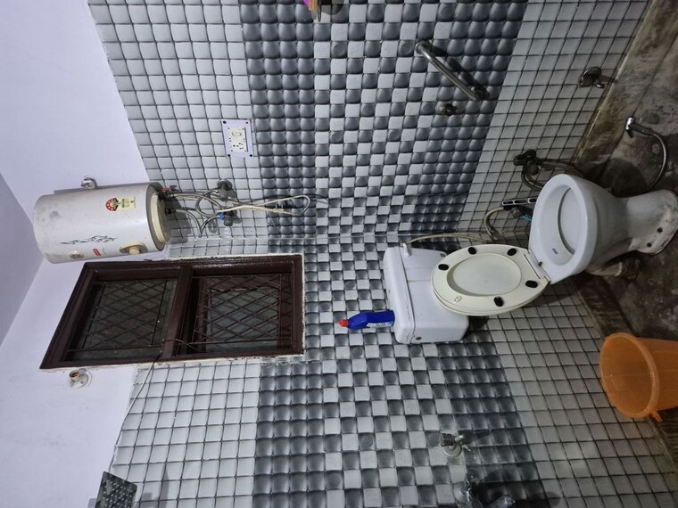 Bathroom, mayur vihar 2.5 Bedroom 750 Sq.Ft. Builder Floor In Mayur Vihar Delhi 9810588